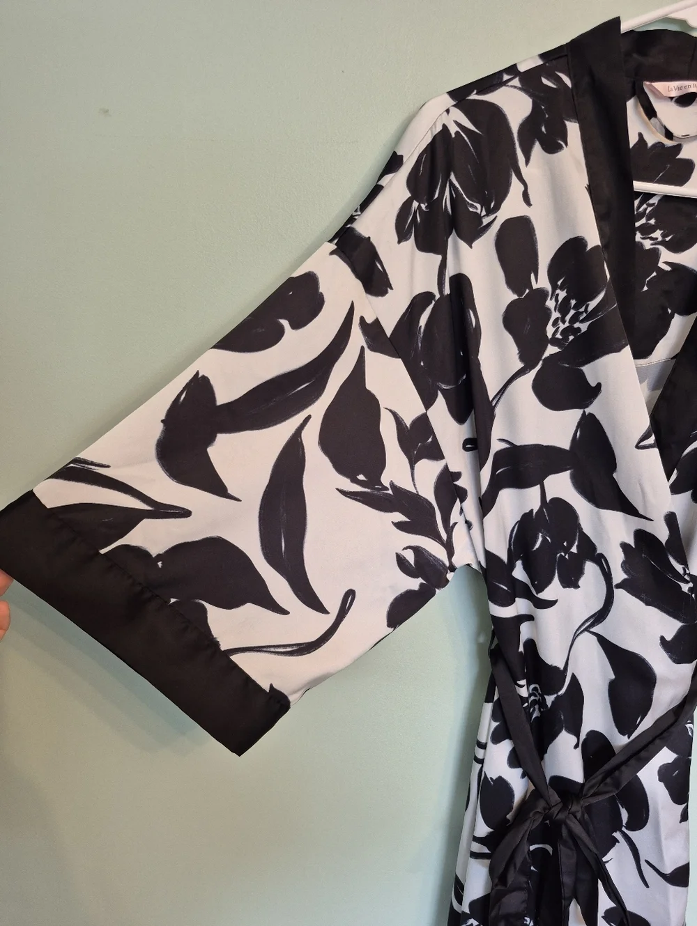 La Vie En Rose Women's Feminine Black & White Floral Satin Robe Size Small - Picture 4 of 9